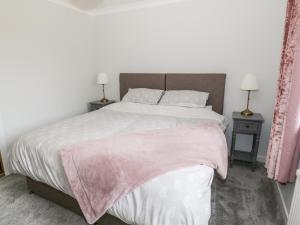 A bed or beds in a room at Honesty Cottage