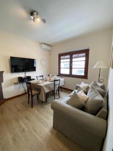 a living room with a couch and a table at Apartamento Completo en el centro de Durazno in Durazno