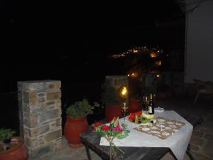 una mesa con un plato de comida y flores en ella en Studios Milos Skopelos-Where the Sea Meets the Sky, en Skopelos Town