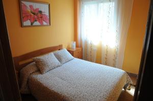 1 dormitorio con cama y ventana en Casas Rurales Tiscar, en Arroyo Frío