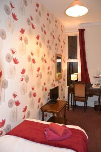 מיטה או מיטות בחדר ב-Abbey Lodge Hotel