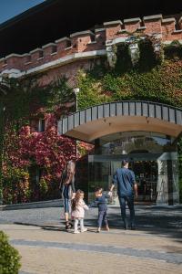 eine Gruppe von Personen, die vor einem Gebäude stehen in der Unterkunft Citadel Inn Gastro Boutique Hotel in Lwiw