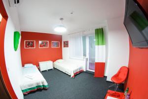 Telewizja i/lub zestaw kina domowego w obiekcie GarageHotel