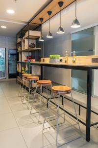 a kitchen with a bar with stools and a counter at Mercosur Universitas in Montevideo