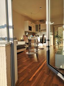 un soggiorno e una cucina con tavolo e sedie di New apartment with garage parking a Brno