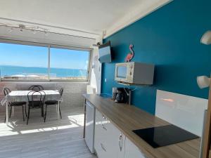 Kuchyň nebo kuchyňský kout v ubytování Studio front de mer avec vue mer panoramique ! + 16 fotografií