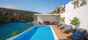 Bazén v ubytovaní Beachfront Villa Extravaganza with Infinity Pool alebo v jeho blízkosti