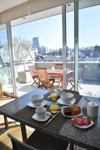 een zwarte tafel met eten op het balkon bij Lastarria Hotel & Aparts in Santiago
