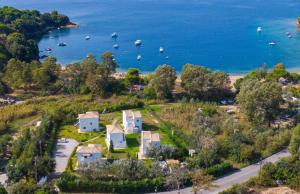 z góry widok na dom na wzgórzu nad oceanem w obiekcie Kleopatra Villas - Seaside Suites w mieście Kolios
