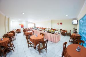 uma sala de jantar com mesas e cadeiras num quarto em Hotel Aquarius do Vale em São José dos Campos