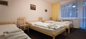 Posteľ alebo postele v izbe v ubytovaní HOTEL SVRATKA