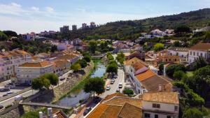 z góry widok na miasto z rzeką w obiekcie Casinha da Encosta w mieście Alenquer