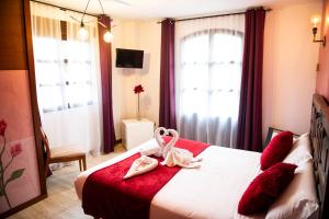 A bed or beds in a room at Posada la Leyenda