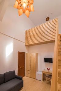 ein Wohnzimmer mit einem Hochbett und einem Kronleuchter in der Unterkunft Pensiunea Agroturisticā Lukács Panzió in Ujfalù