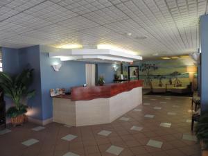 um lobby de um hotel com uma sala de espera em Floridian Hotel em Homestead