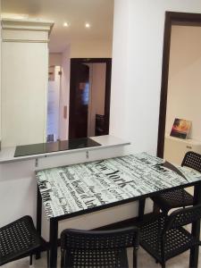 a table with chairs and a counter with a mirror at Cozy!! Verona in Verona +5 photos