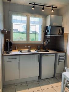 A kitchen or kitchenette at Resid Home 5 - Duplex cosy avec parking gratuit