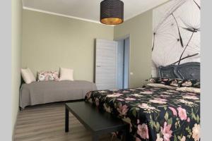 um quarto com uma cama, uma mesa e um guarda-chuva em A CASA DI SISSI em Biella