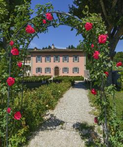 un arco con rosas delante de un edificio en Villa Agnolaccio Residenza d'Epoca, en Pistoia