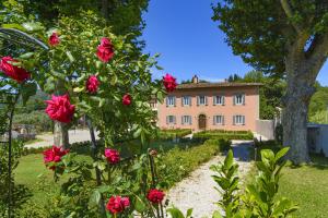 una casa con un jardín con rosas delante en Villa Agnolaccio Residenza d'Epoca, en Pistoia