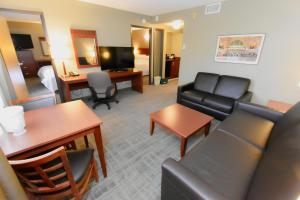 een woonkamer met een bank en een tafel bij Canad Inns Destination Centre Fort Garry in Winnipeg