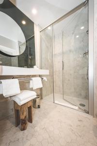 Um banheiro em Hotel Bernina Geneva