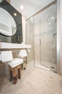a bathroom with a tub, toilet and sink at Hotel Bernina Geneva in Geneva