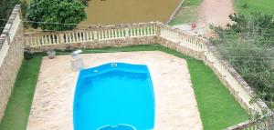 una vista aérea de una piscina en un patio trasero en Sitio Cantinho Verde Cedro, en Cunha