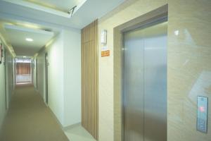 a hallway with a elevator in a building at SUPER OYO Flagship 101 Apple Platinum in Jakarta