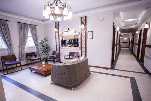Hotel Atlântico Praia في كاسينو: غرفة معيشة مع أريكة وطاولة