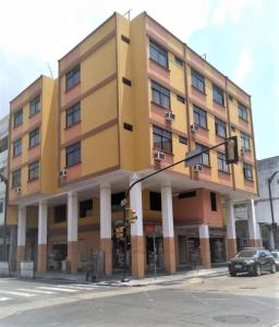 un edificio amarillo en la esquina de una calle en Hotel Berlín, en Guayaquil