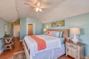 Postel nebo postele na pokoji v ubytování Beachcomber Penthouse