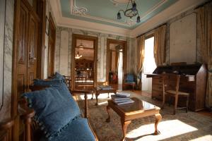 uma sala de estar com um sofá e uma mesa em Quinta São Francisco Rural Resort - Regina Hotel Group em Viana do Castelo