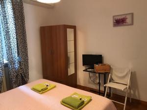 a bedroom with a bed and a desk with a computer at A Casa di Lucia in Pisa