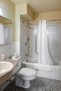 ein Badezimmer mit einem WC, einer Badewanne und einem Waschbecken in der Unterkunft Finlen Hotel and Motor Inn in Butte