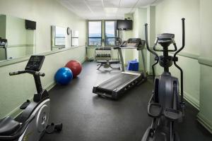 Zimmer mit einem Fitnessraum mit Laufband und Gewichten in der Unterkunft Finlen Hotel and Motor Inn in Butte