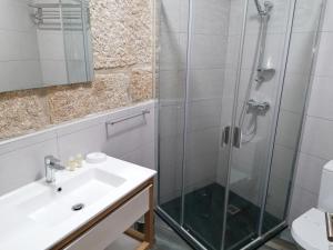 Uma casa de banho em ALOJAMENTO GIRASSOL - Guest House - Quarto com casa de banho privativa