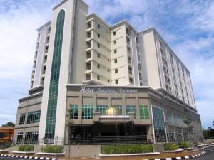 a building with a sign on the front of it at Hotel Taiping Perdana in Taiping