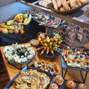 uma mesa cheia de diferentes tipos de alimentos em Best Western Hotel & Spa Austria-La Terrasse em Saint-Étienne