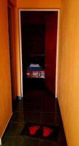 un corridoio con una camera con un letto. di Ruta 20 HOUSE Quines a Quines