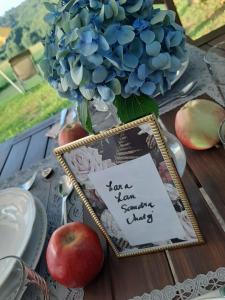 a vase with blue flowers and a sign for a jam sounding song at HIŠA ANTONIJA-APARTMA IRINKA in Fokovci