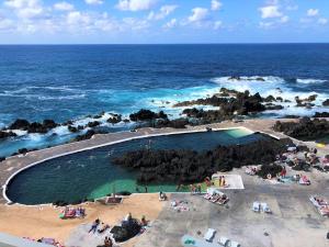 - une piscine sur la plage à côté de l'océan dans l'établissement Apartment Palma Madeira wandern und tauchen, à Caniço