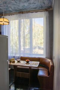 una mesa frente a una gran ventana en Уютная квартира в районе ХБК на ул.Ворошилова, д.29а en Shakhty