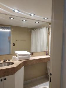 een badkamer met een wastafel en een spiegel bij Departamento en Apart hotel, Excelente ubicación en Microcentro in Buenos Aires