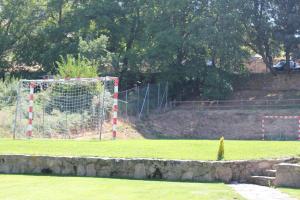 un campo de fútbol con un gol en la hierba en Hotel Ribera del Corneja, en Navacepedilla de Corneja