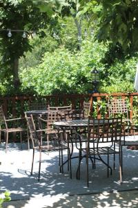 einen Tisch und Stühle neben einem Zaun in der Unterkunft Hotel Ribera del Corneja in Navacepedilla de Corneja