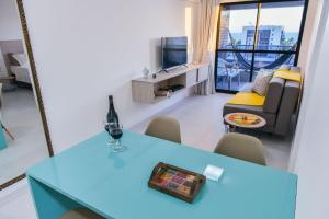 sala de estar con mesa azul y sofá en Edifício Time Apto 712 ER Hospedagens, en Maceió