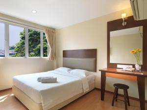 Un pat sau paturi într-o cameră la Fenix Inn