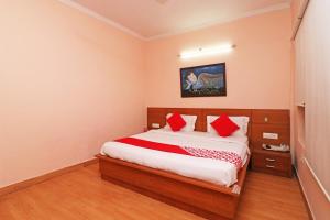 Een bed of bedden in een kamer bij OYO 338 New Paradise Smart Office Solutions