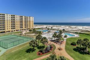 z góry widok na ośrodek z kortem tenisowym i plażą w obiekcie Gulf Shores Plantation #1262 w mieście Gulf Shores